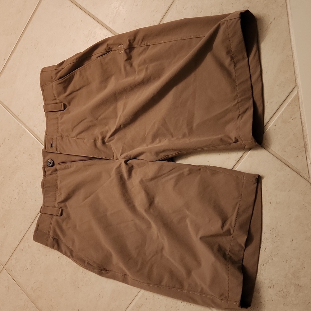 Under Armour mens golf shorts. Size 34. Tan. Excellent condition.